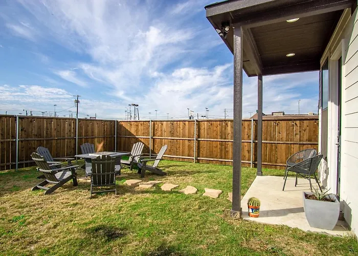 Spacious 4Br Retreat, Sleeps 10, Backyard, Near Dallas