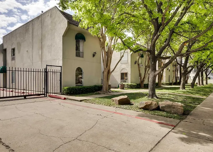 Dallas Condo W/ Pool Access - Walk To Knox Street!