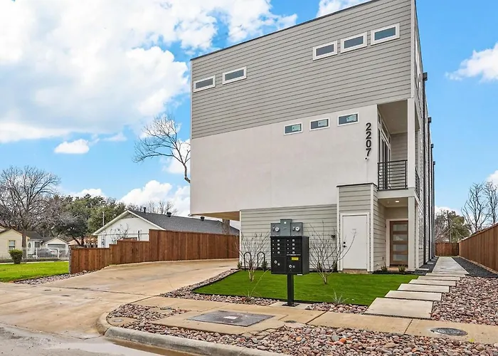 Pet-Friendly 2Br L Private Baths L Stylish Stay